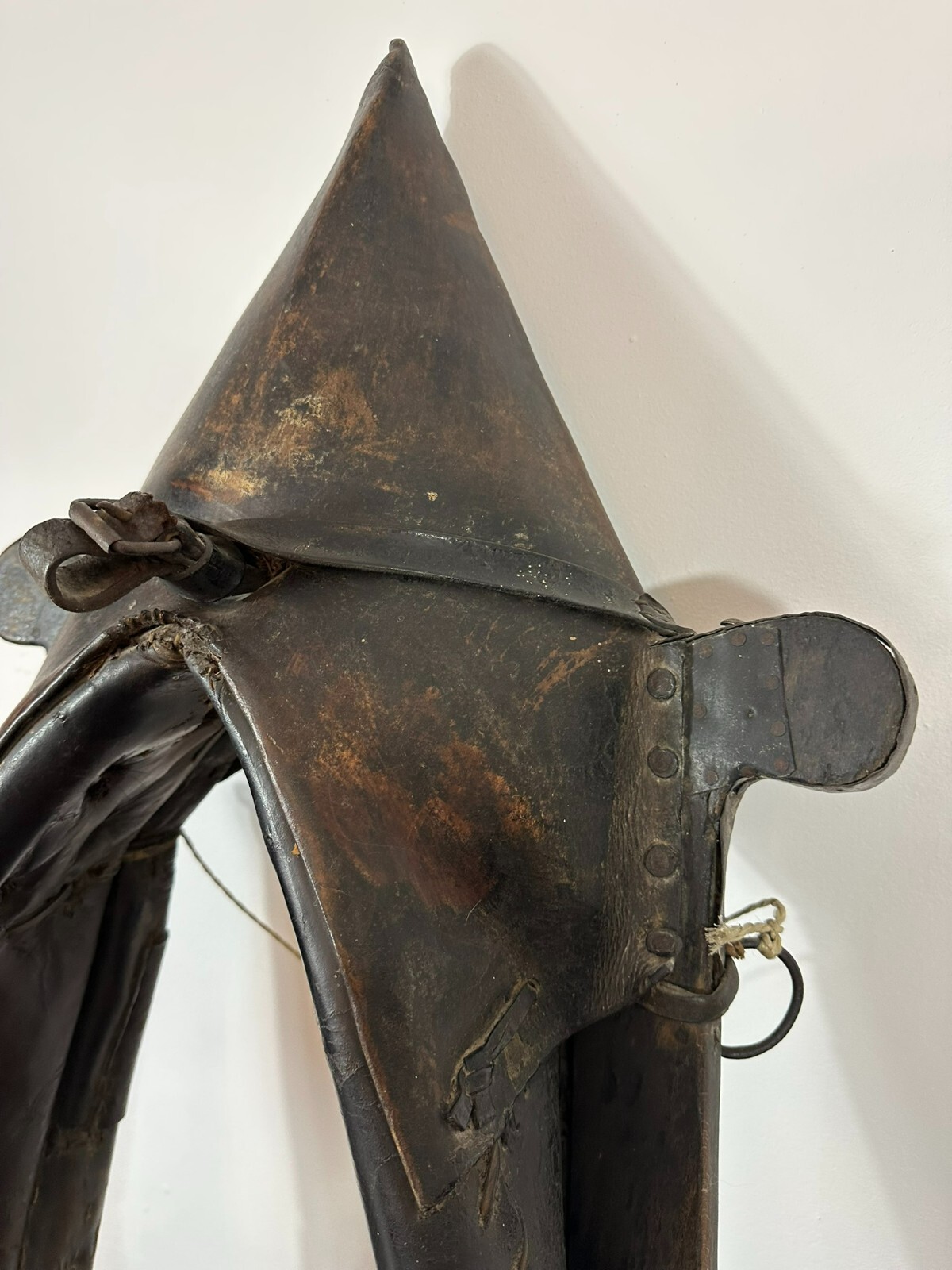 105cm ANTIKES PFERDEKUMMET KUMMET LEDER AUF HOLZ PFERDEGESCHIRR – Bild 5