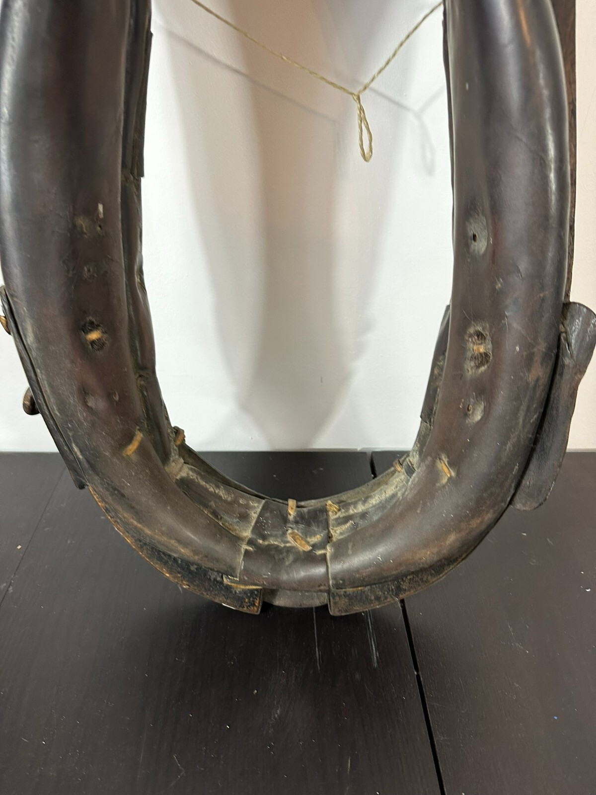 105cm ANTIKES PFERDEKUMMET KUMMET LEDER AUF HOLZ PFERDEGESCHIRR – Bild 6