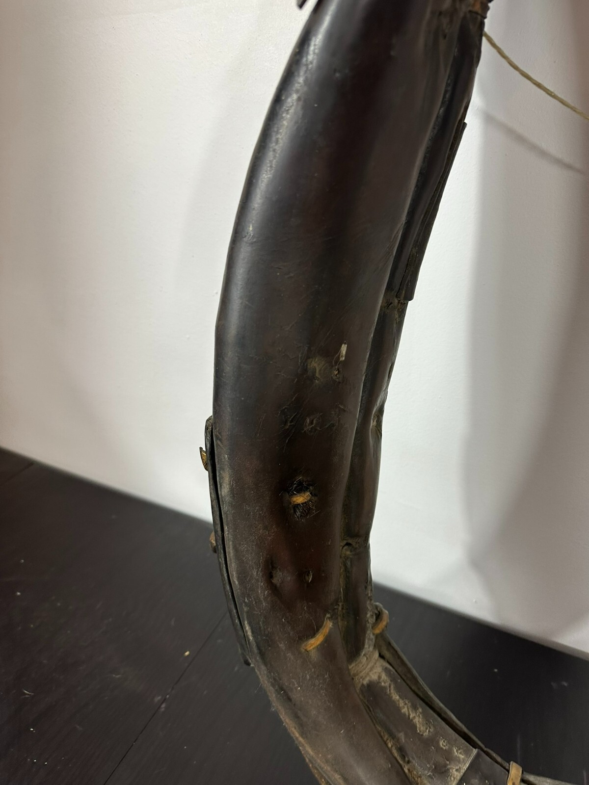 105cm ANTIKES PFERDEKUMMET KUMMET LEDER AUF HOLZ PFERDEGESCHIRR – Bild 7