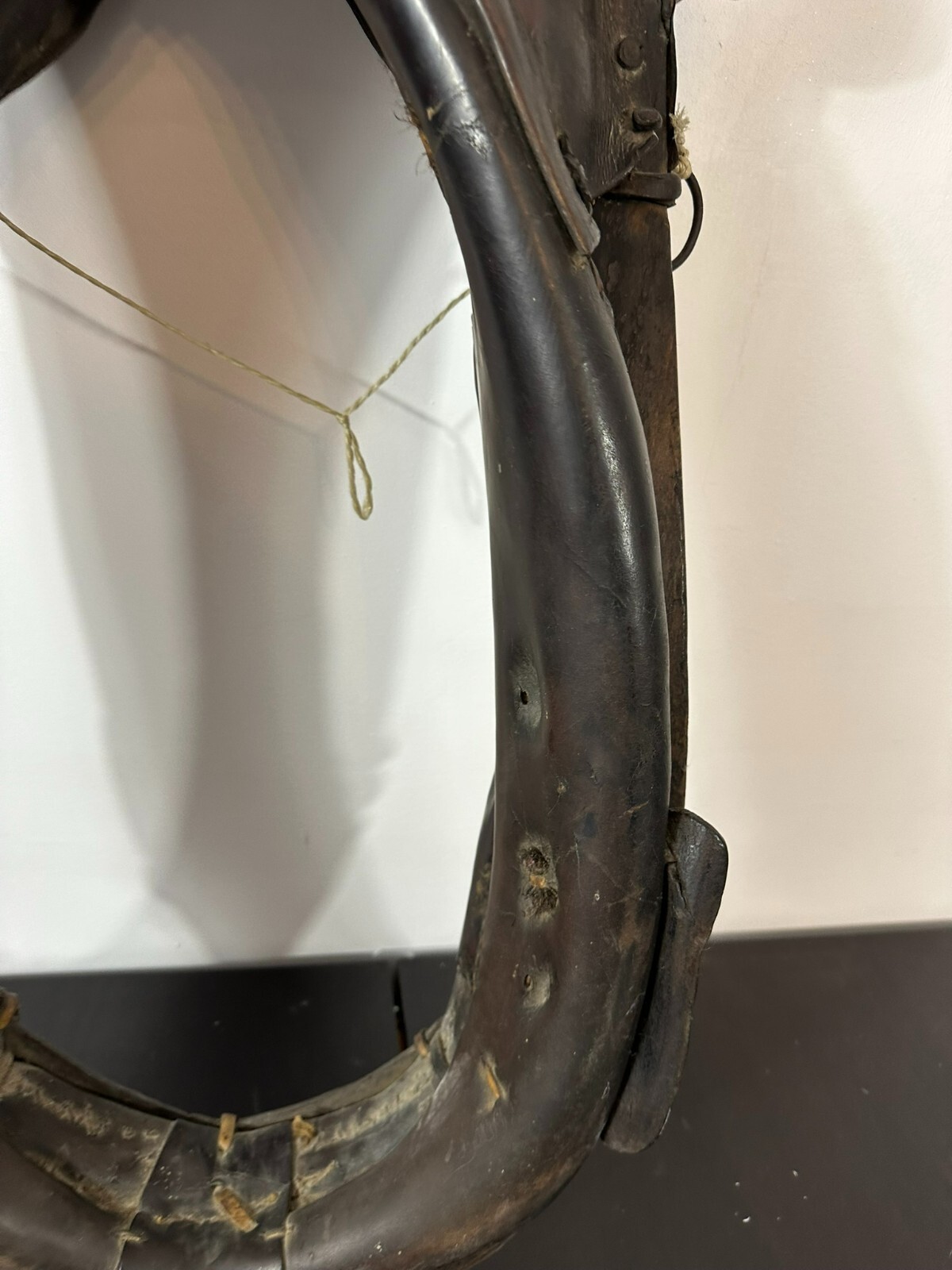 105cm ANTIKES PFERDEKUMMET KUMMET LEDER AUF HOLZ PFERDEGESCHIRR – Bild 8