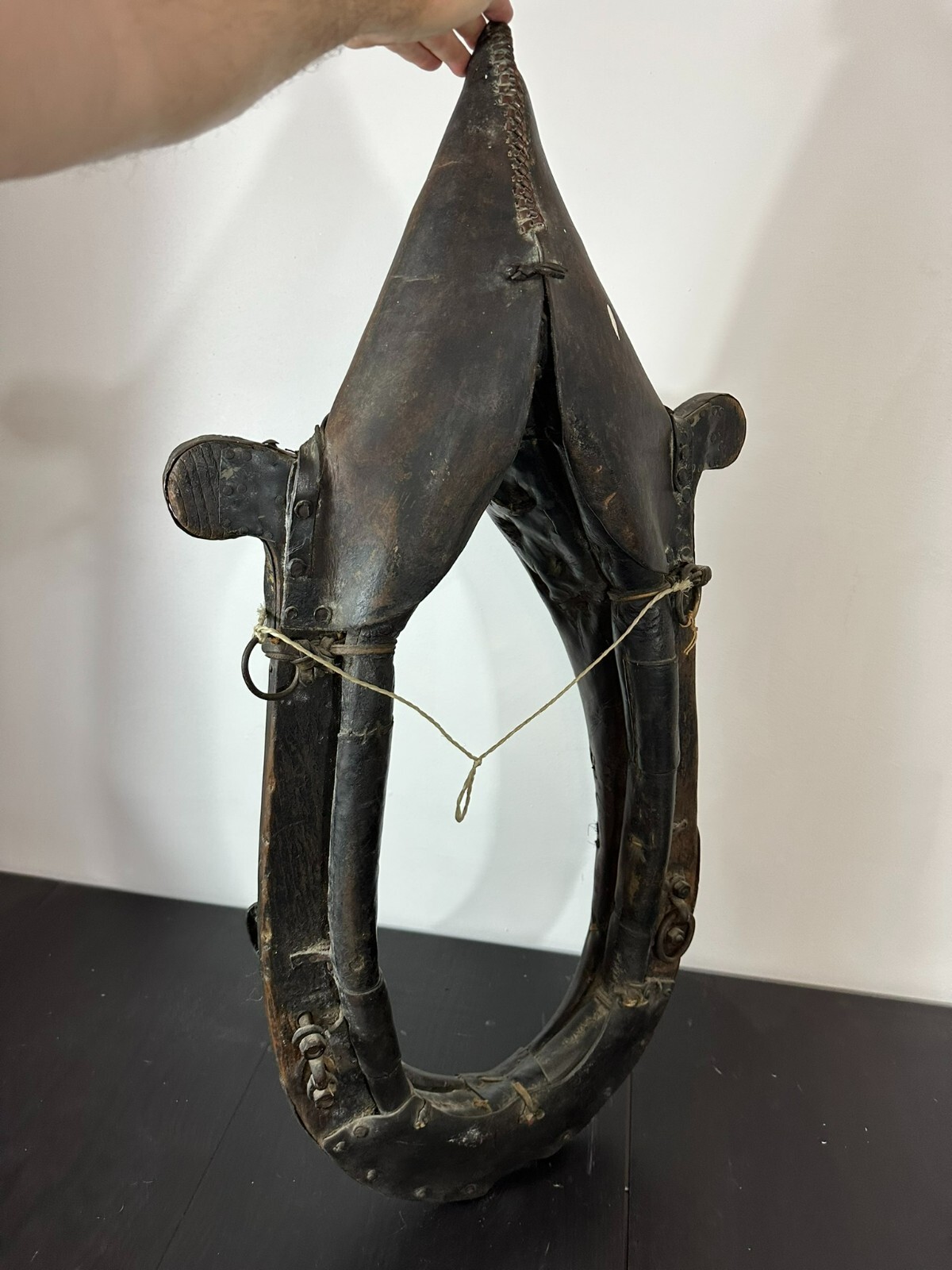 105cm ANTIKES PFERDEKUMMET KUMMET LEDER AUF HOLZ PFERDEGESCHIRR – Bild 10