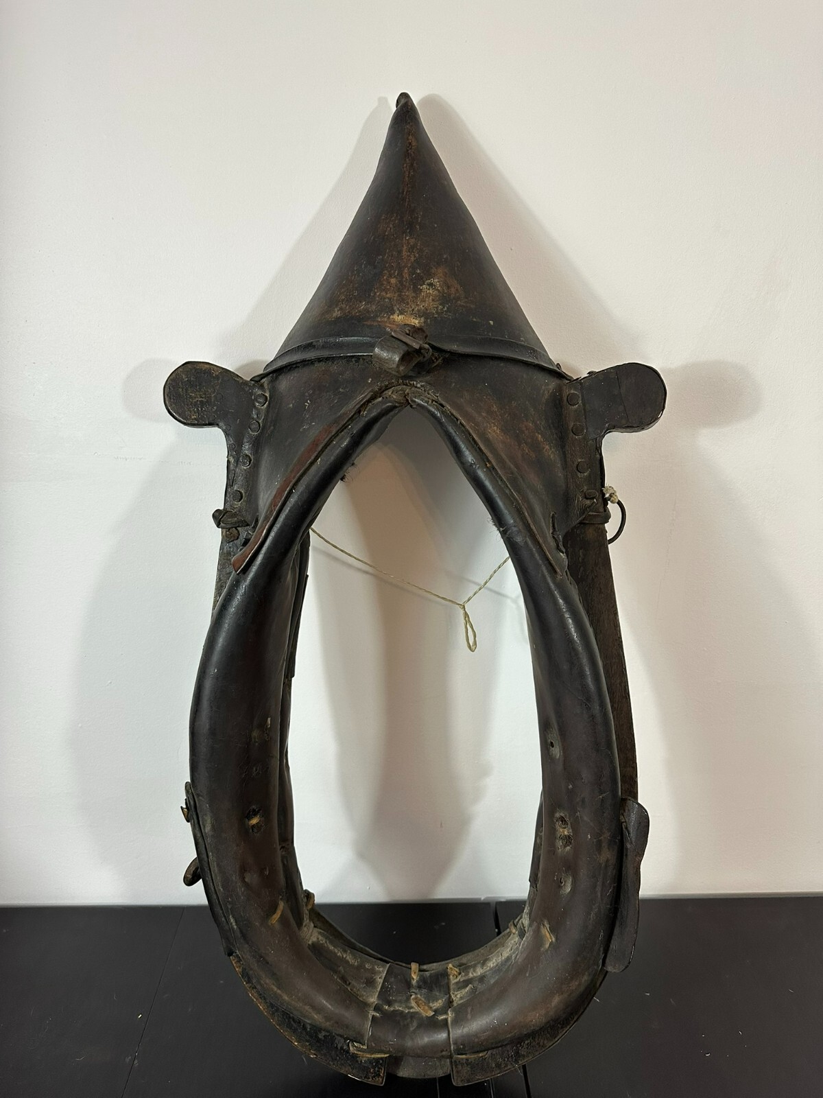 105cm ANTIKES PFERDEKUMMET KUMMET LEDER AUF HOLZ PFERDEGESCHIRR