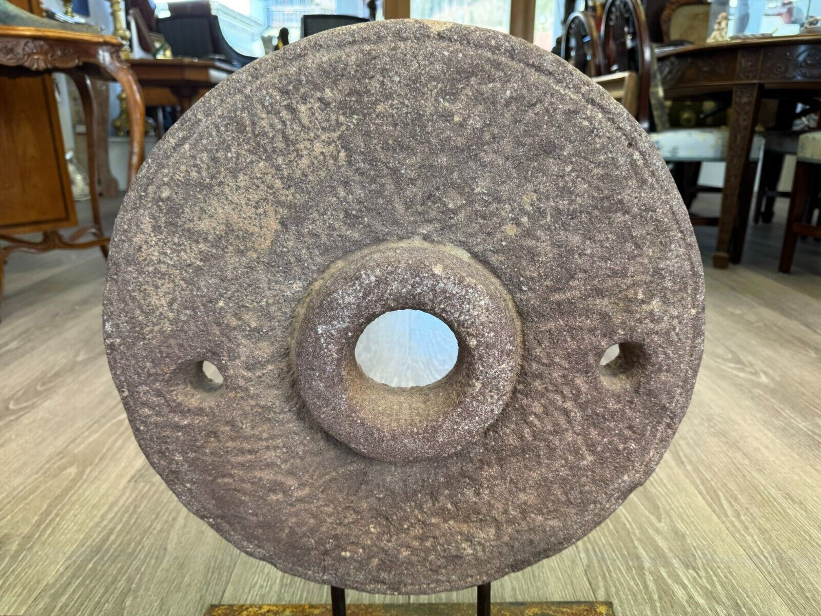 ANTIKER 44cm MAHLSTEIN AUS GRANIT WOHL CHINA AUF EISEN PODEST MONTIERT – Bild 3