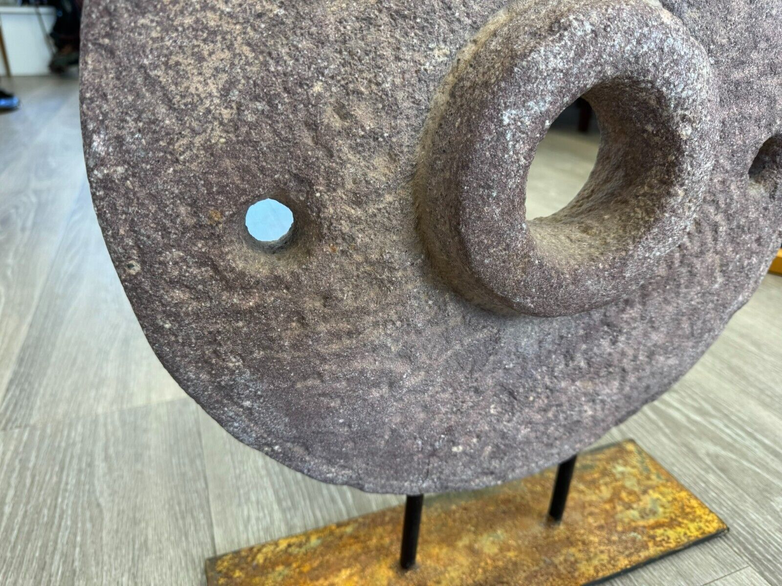 ANTIKER 44cm MAHLSTEIN AUS GRANIT WOHL CHINA AUF EISEN PODEST MONTIERT – Bild 7