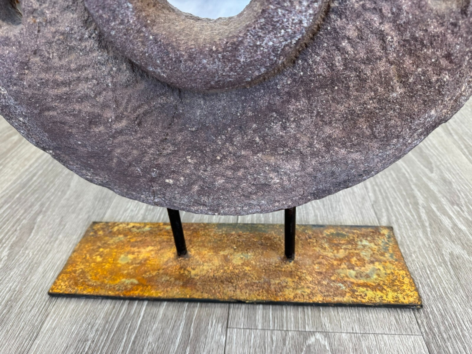 ANTIKER 44cm MAHLSTEIN AUS GRANIT WOHL CHINA AUF EISEN PODEST MONTIERT – Bild 9
