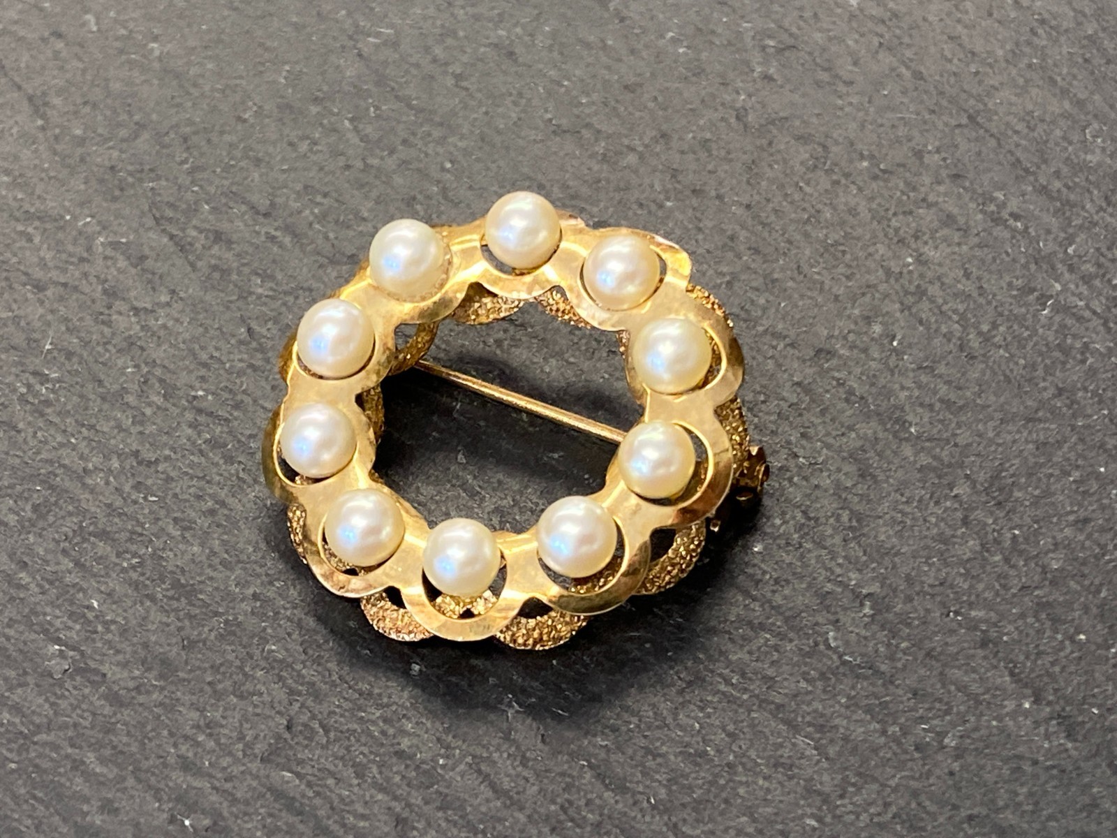 ELEGANTE BROSCHE AUS GELBGOLD GOLD 585 MIT PERLEN BESATZ 4,7g