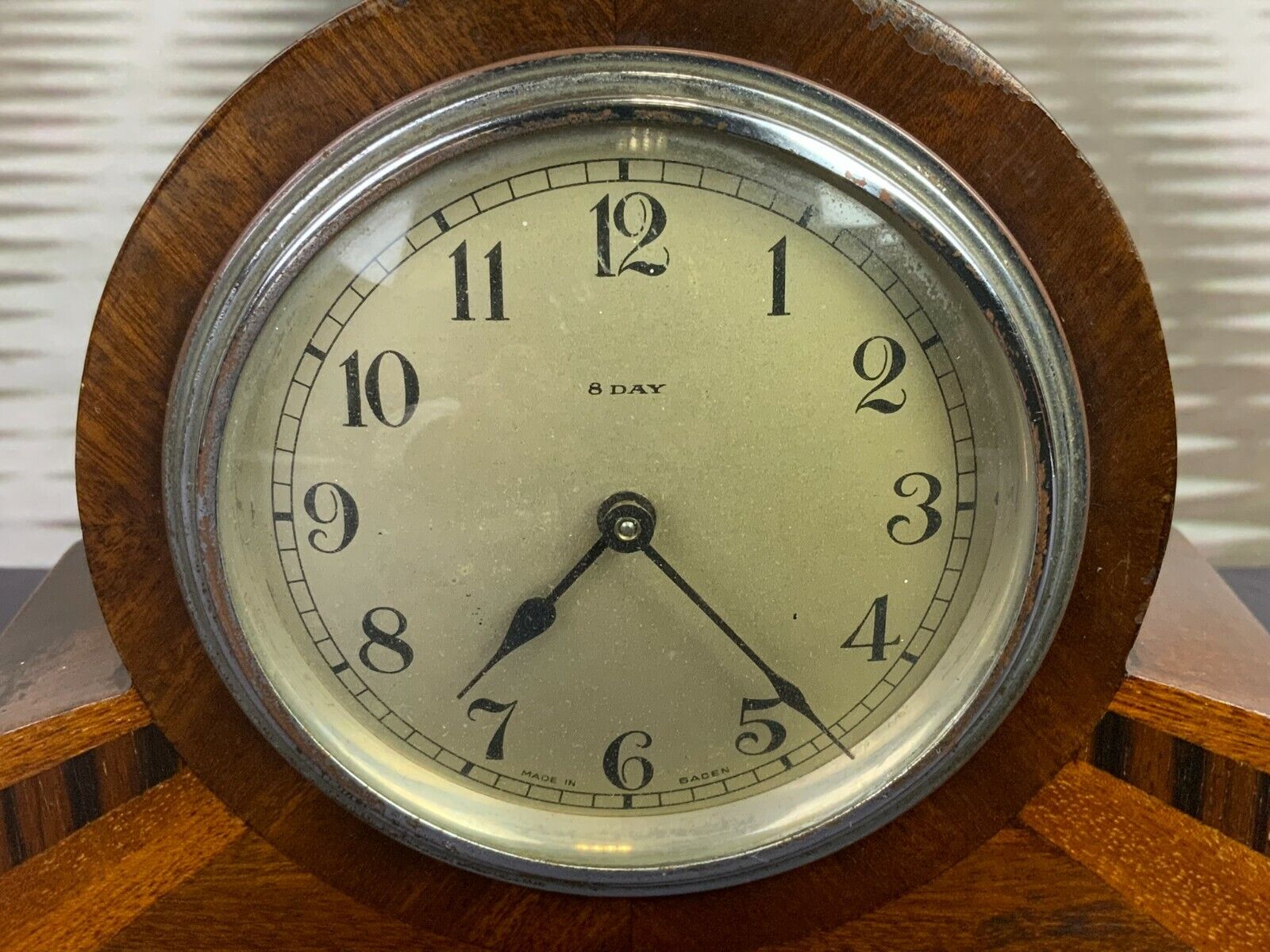 ART DECO TISCHUHR HOLZ GEHÄUSE MIT FEINEN INTARSIEN MADE IN BADEN ANTIKE UHR – Bild 3