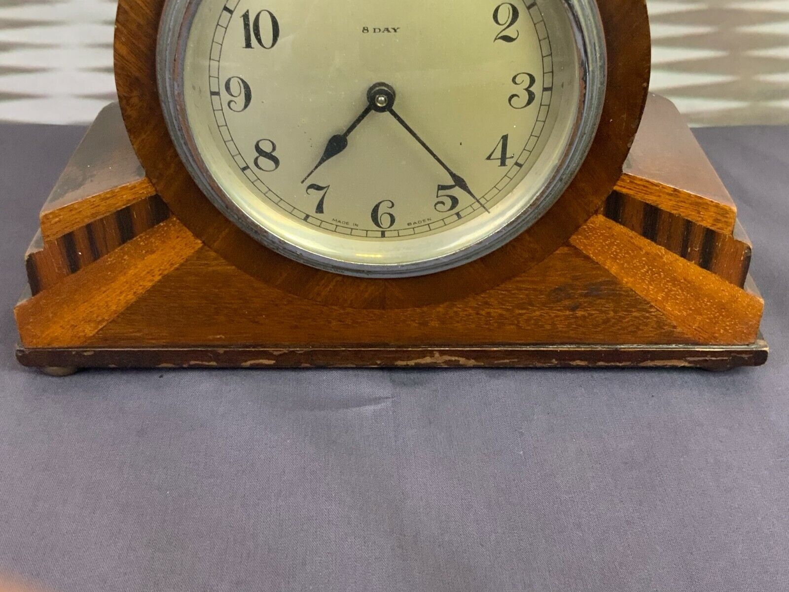 ART DECO TISCHUHR HOLZ GEHÄUSE MIT FEINEN INTARSIEN MADE IN BADEN ANTIKE UHR – Bild 5