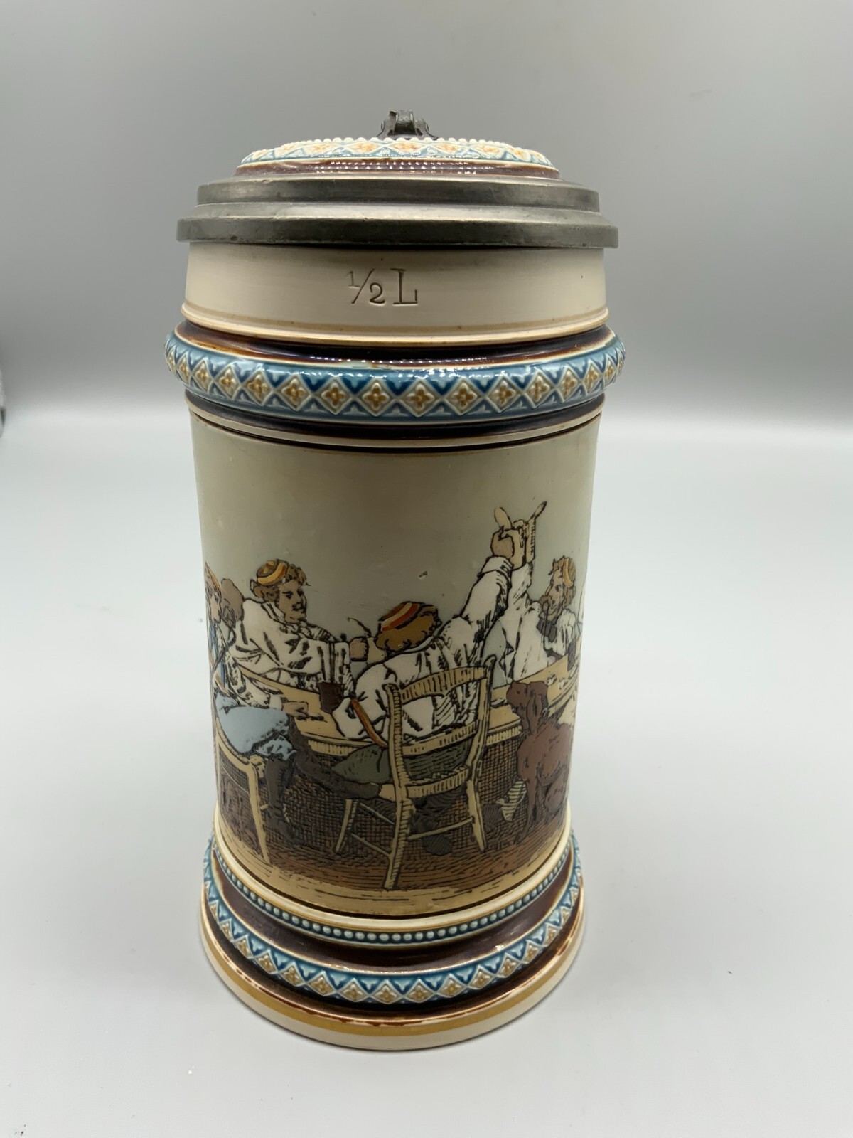 ANTIKER KRUG STEINGUT METTLACH VILLEROY & BOCH EMAILLE POLYCHROMIE PERSONEN