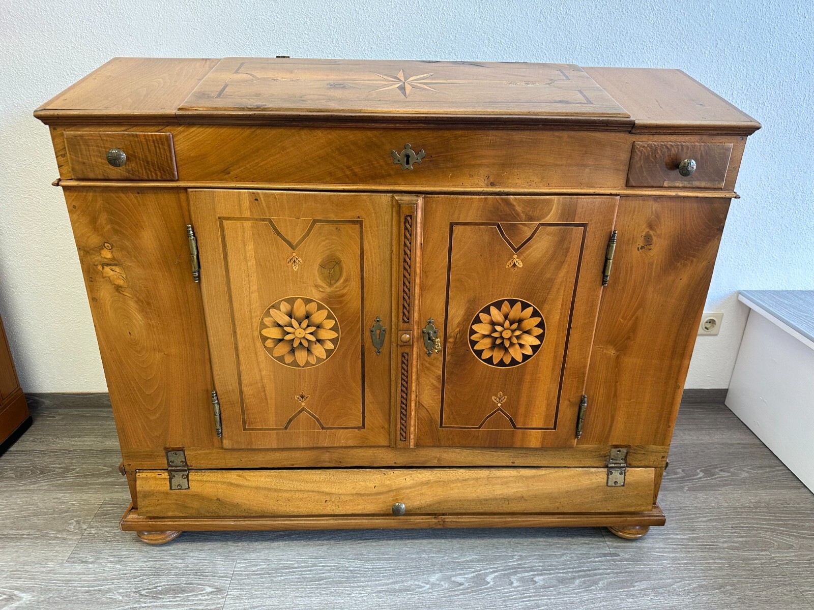 ANTIKER LOUIS SEIZE SEKRETÄR UM 1780 / 1800 NUSSBAUM FURNIERT MIT INTARSIEN