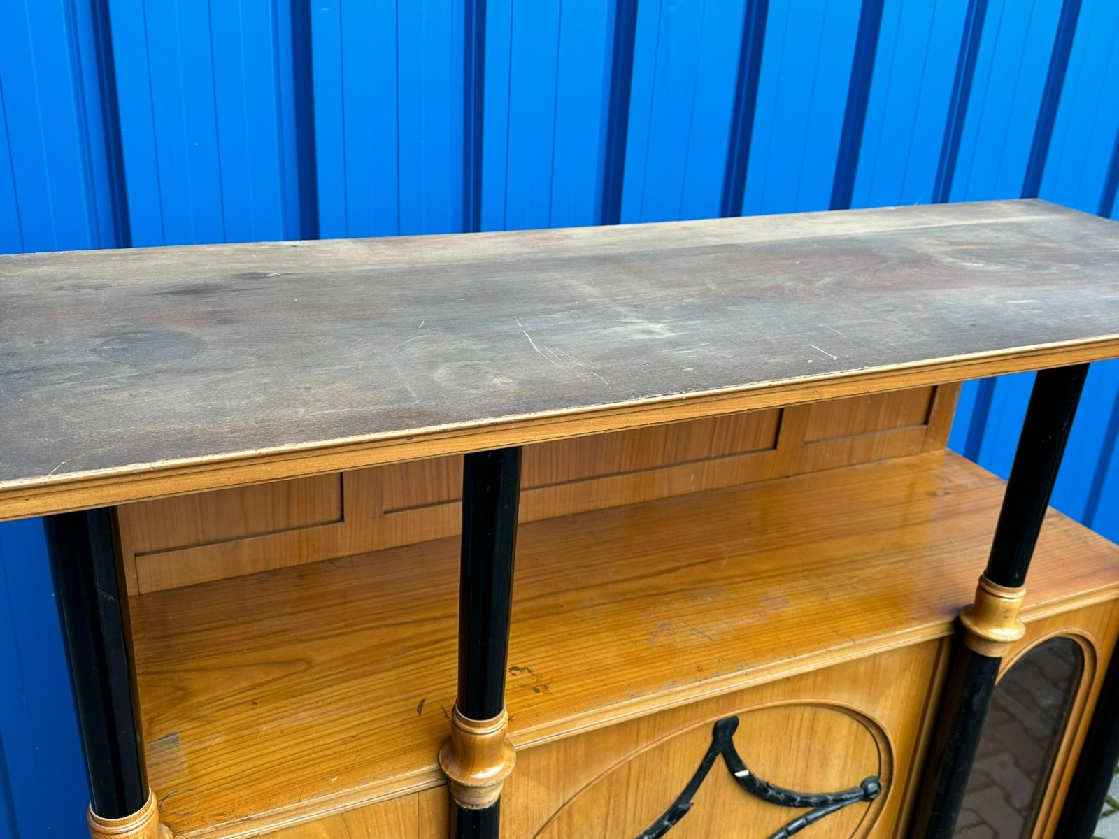 ANTIKER ART DECO SCHRANK VITRINE UM 1930 KIRSCHHOLZ UND EBONISIERTE SÄULEN – Bild 13