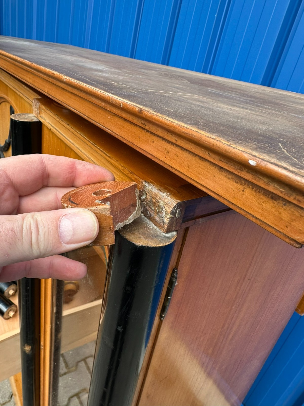 ANTIKER ART DECO SCHRANK VITRINE UM 1930 KIRSCHHOLZ UND EBONISIERTE SÄULEN – Bild 16