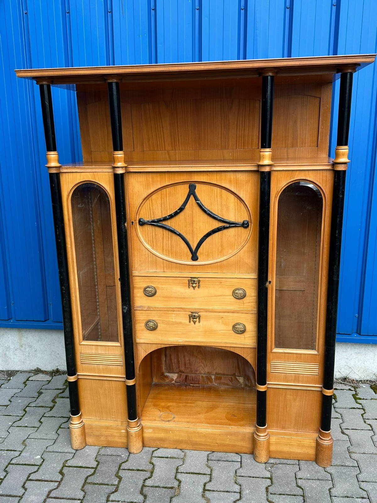 ANTIKER ART DECO SCHRANK VITRINE UM 1930 KIRSCHHOLZ UND EBONISIERTE SÄULEN