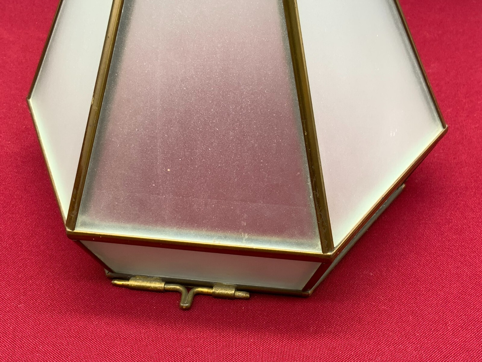 Spitzer Aufsatz eines Leuchters aus satiniertem Glas und Kupfer, Basis fehlend. – Bild 11
