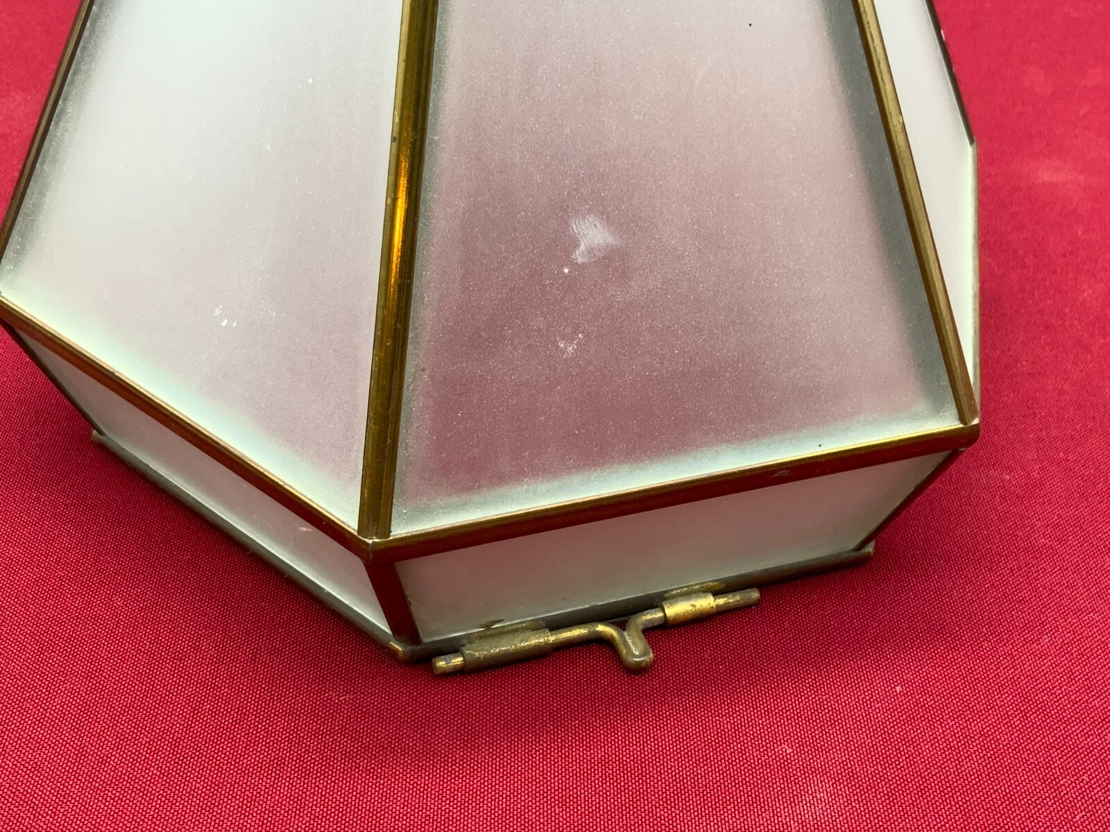 Spitzer Aufsatz eines Leuchters aus satiniertem Glas und Kupfer, Basis fehlend. – Bild 14