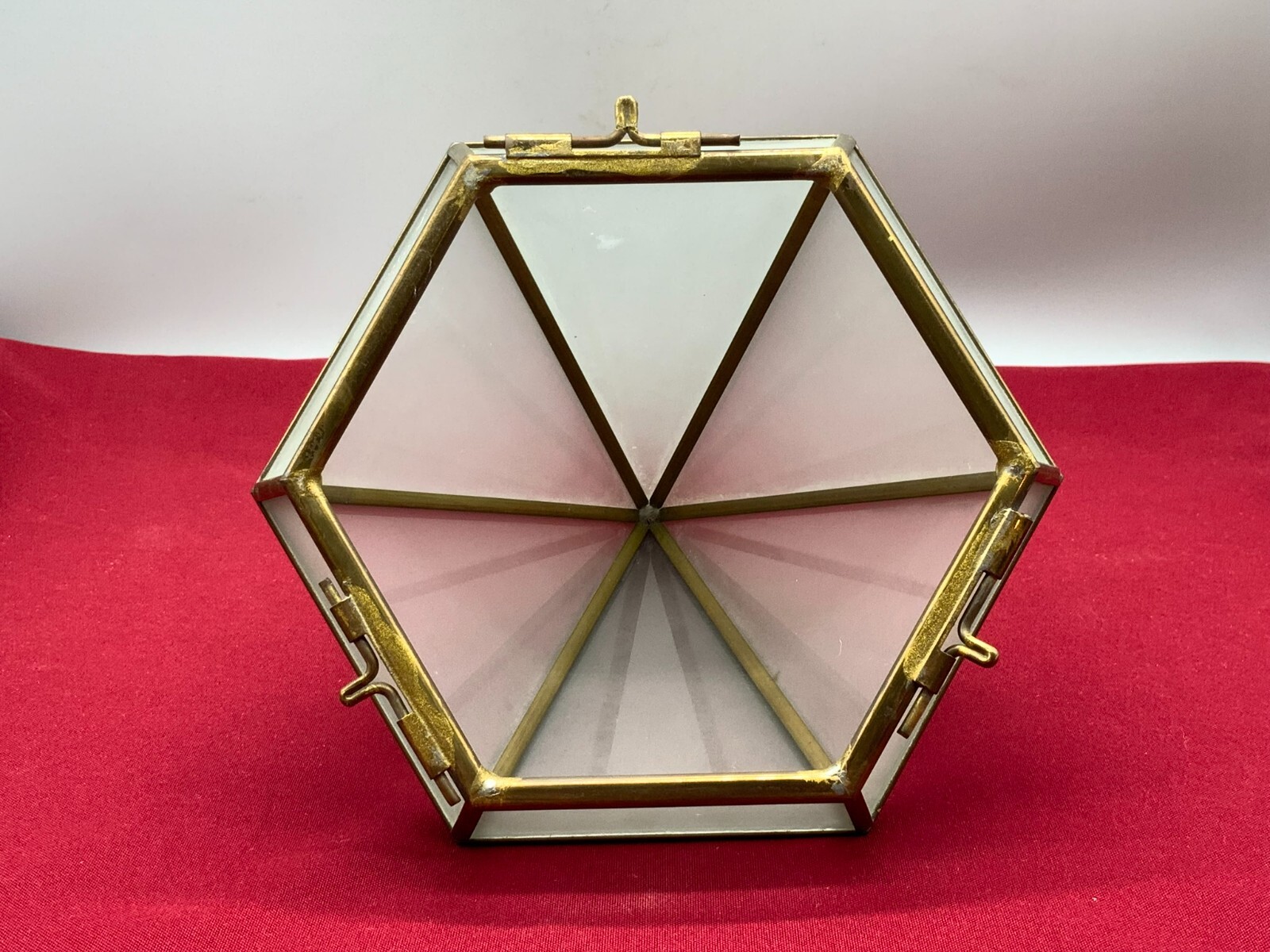 Spitzer Aufsatz eines Leuchters aus satiniertem Glas und Kupfer, Basis fehlend. – Bild 15