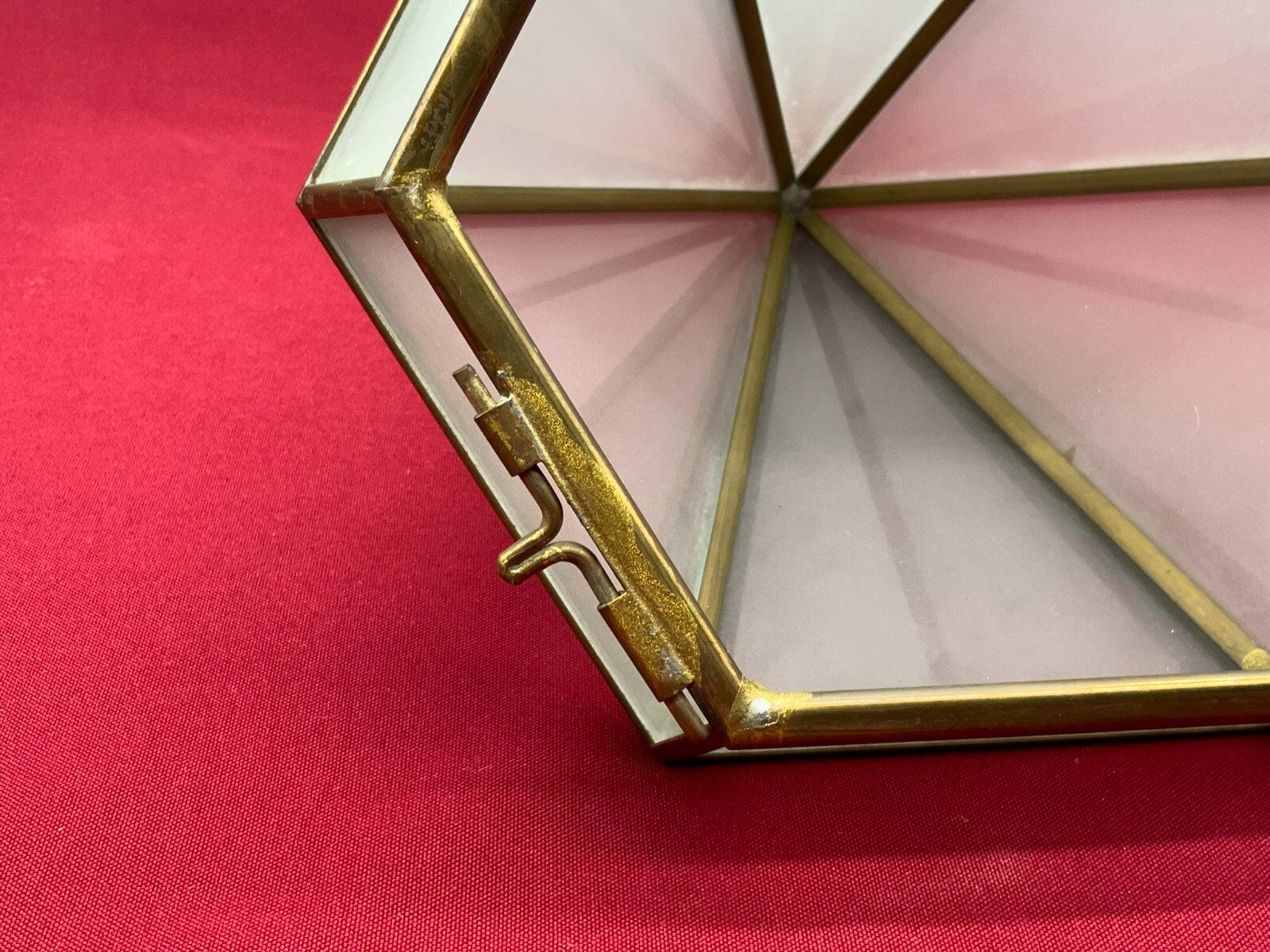 Spitzer Aufsatz eines Leuchters aus satiniertem Glas und Kupfer, Basis fehlend. – Bild 17
