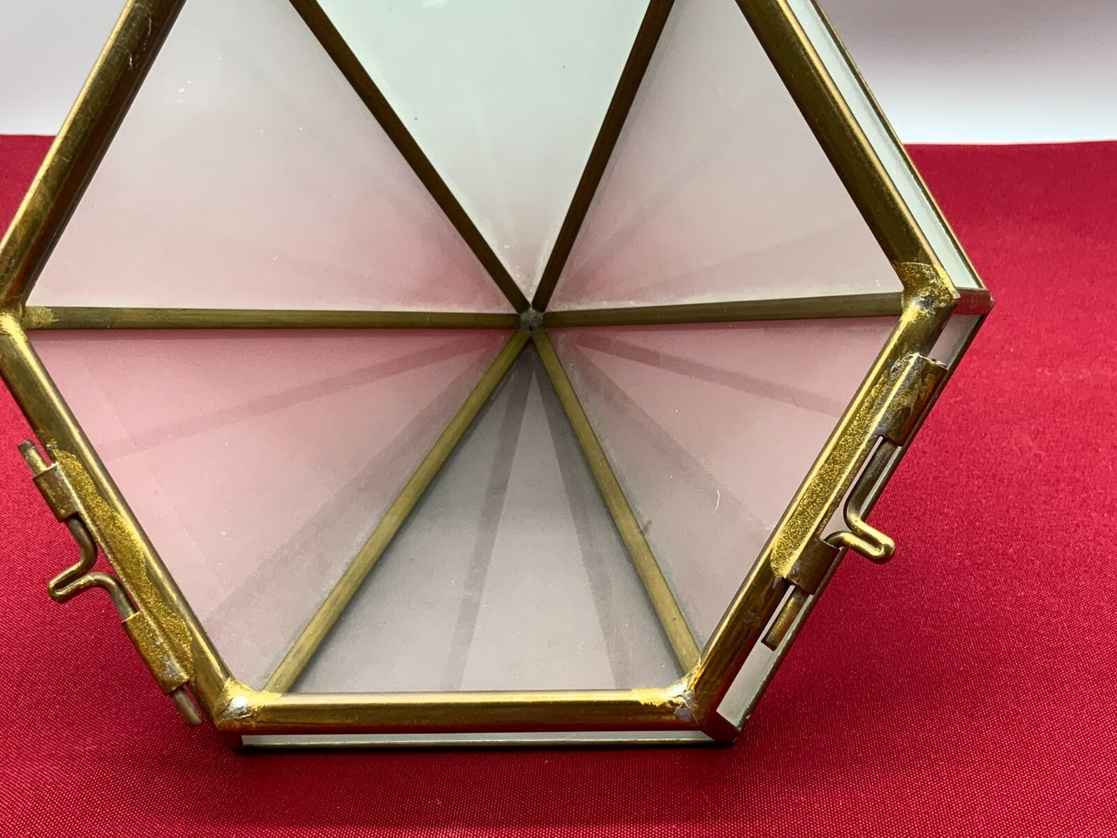 Spitzer Aufsatz eines Leuchters aus satiniertem Glas und Kupfer, Basis fehlend. – Bild 18