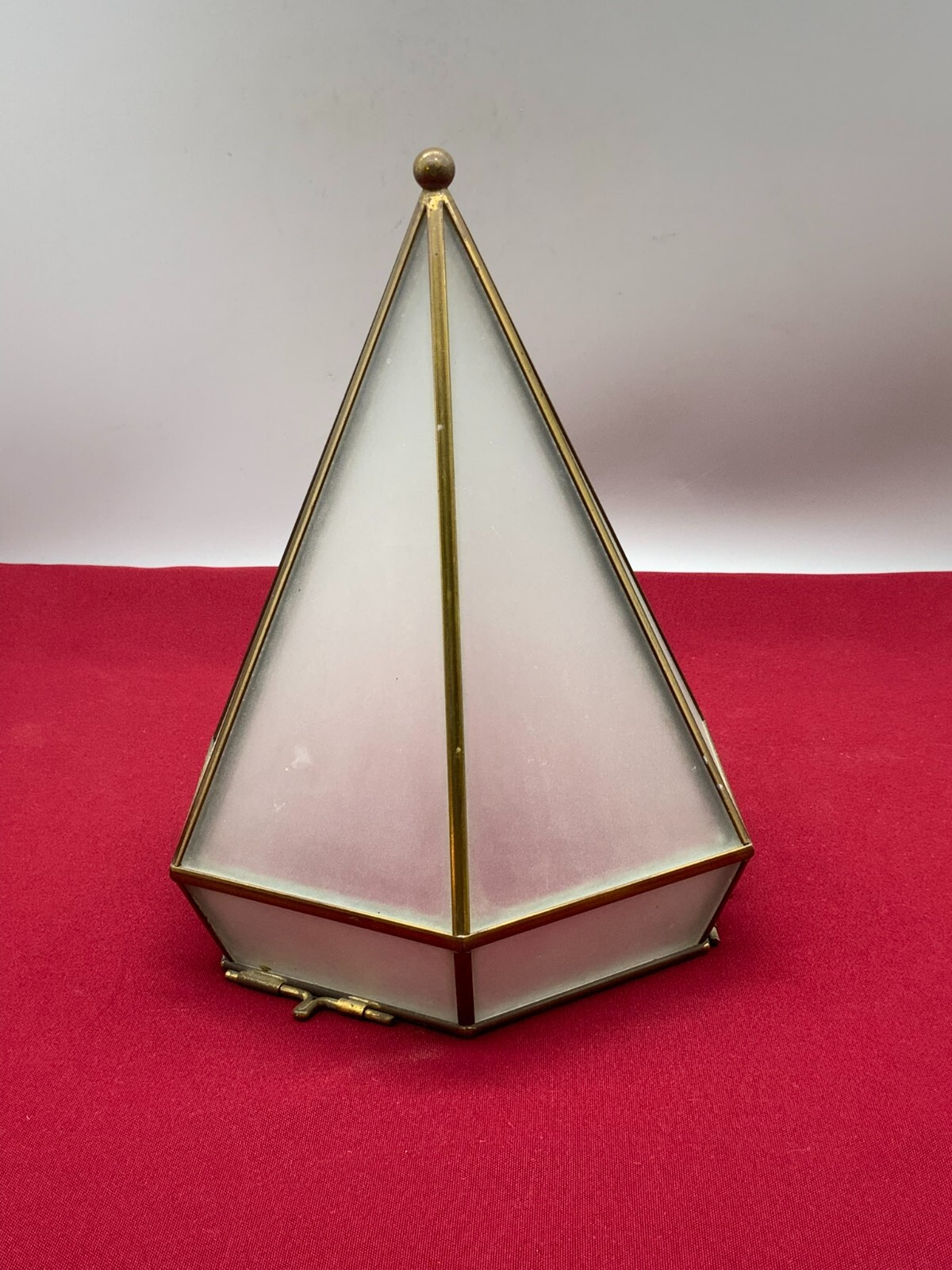 Spitzer Aufsatz eines Leuchters aus satiniertem Glas und Kupfer, Basis fehlend. – Bild 4
