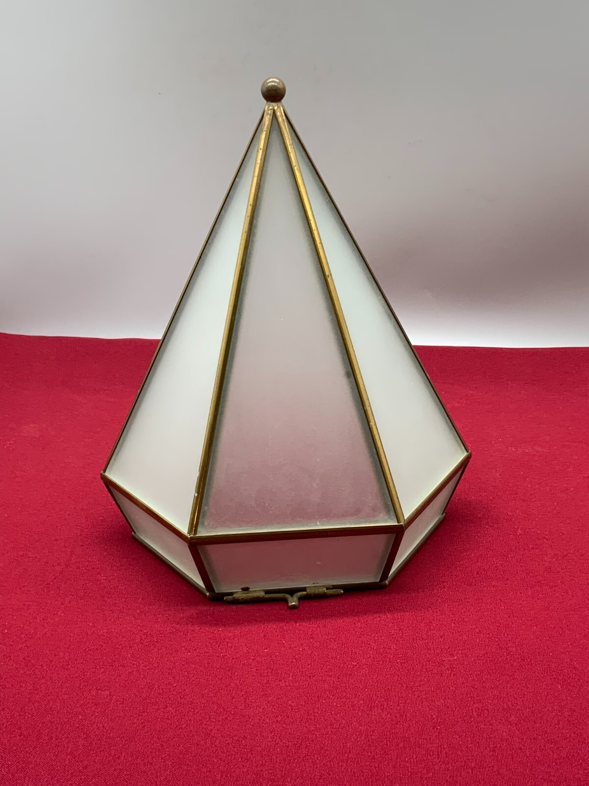 Spitzer Aufsatz eines Leuchters aus satiniertem Glas und Kupfer, Basis fehlend. – Bild 5