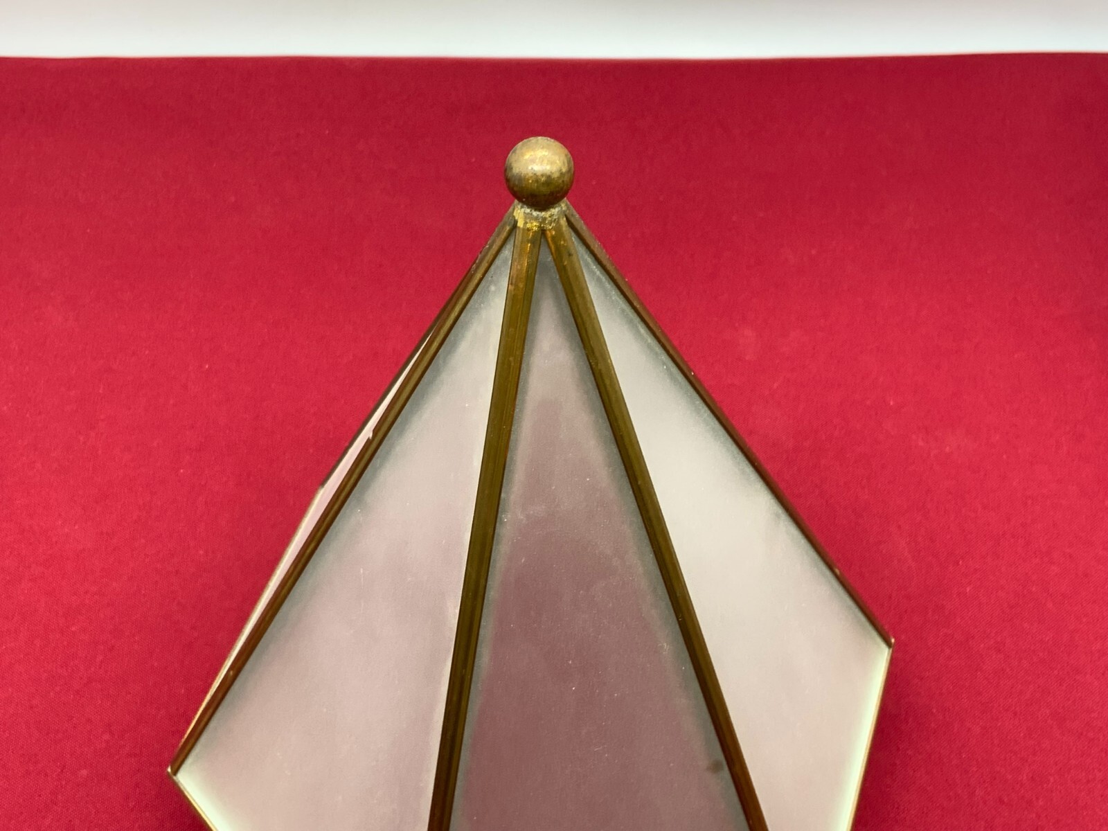Spitzer Aufsatz eines Leuchters aus satiniertem Glas und Kupfer, Basis fehlend. – Bild 6