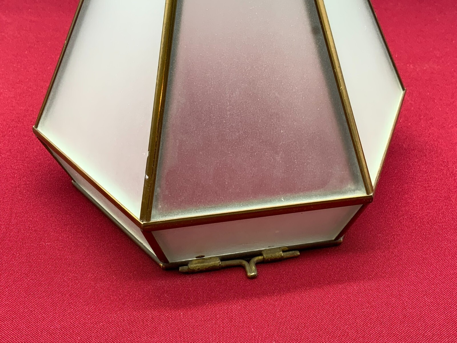 Spitzer Aufsatz eines Leuchters aus satiniertem Glas und Kupfer, Basis fehlend. – Bild 8