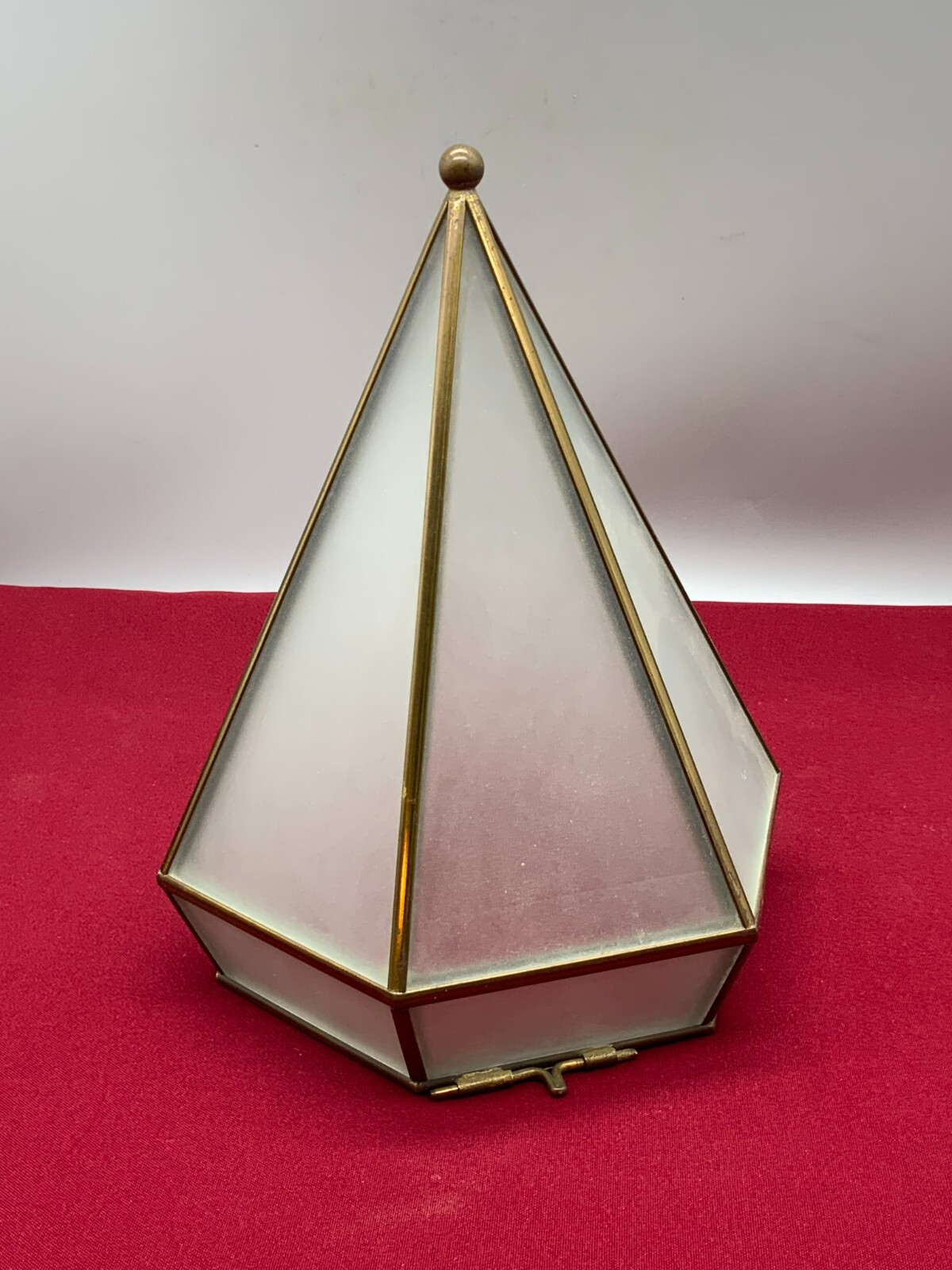 Spitzer Aufsatz eines Leuchters aus satiniertem Glas und Kupfer, Basis fehlend.
