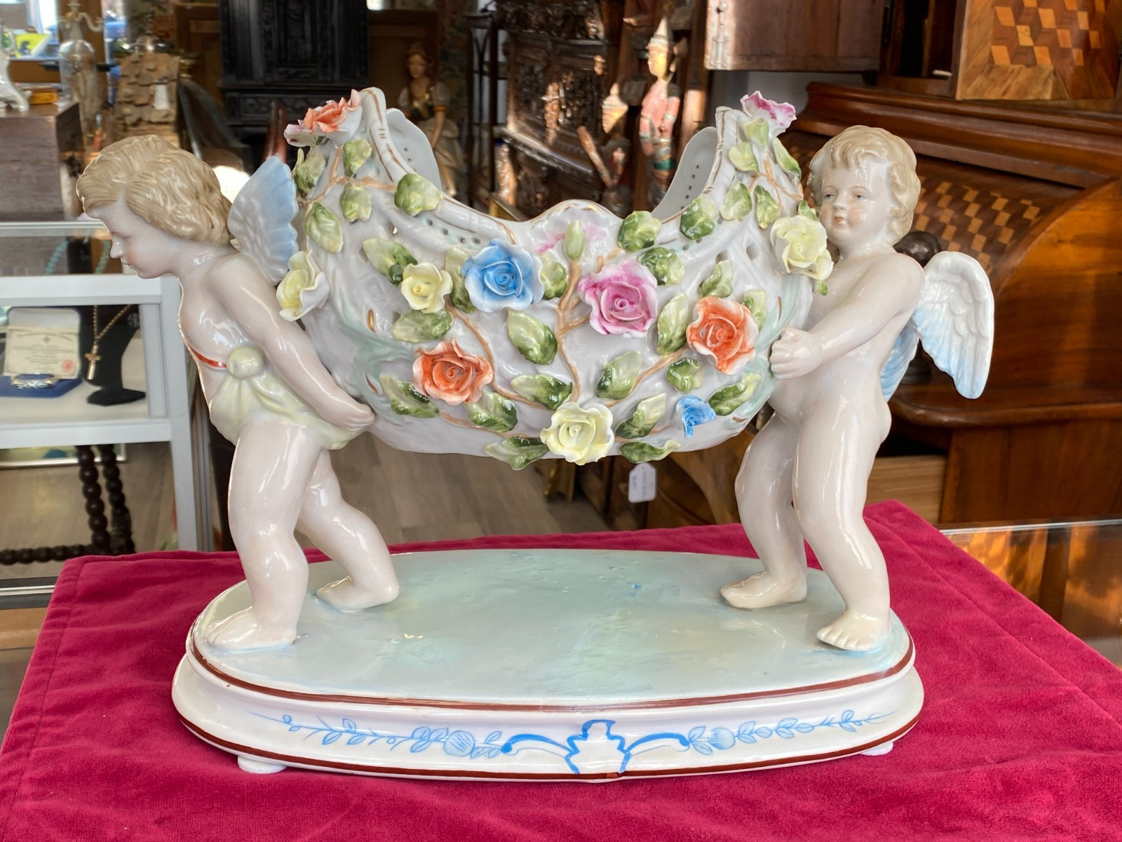 SEHR GROSSE PORZELLAN JARDINIERE MIT PUTTI